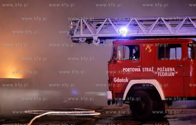 Gdansk. Pozar znajdujacej sie na terenie Stoczni Gdanskiej...