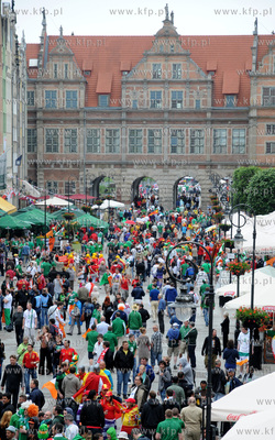 Gdansk. Kibice z Hiszpanii i Irlandii opanowali gdanska...