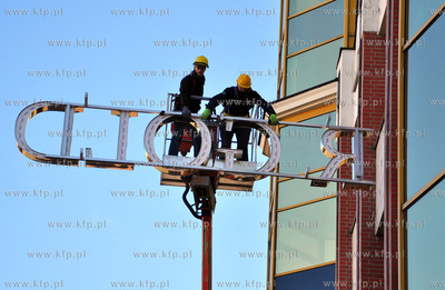 Gdansk. Zdjecie szyldu z budynku Artus Park przy ul...