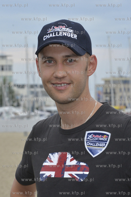 Pilot Lukasz Czepiela wystaruje w klacie Challenger...