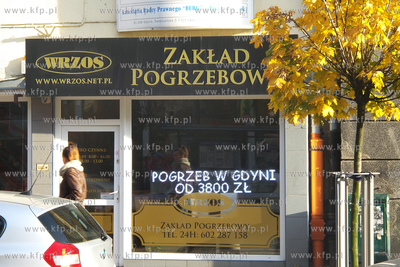 Zaklad pogrzebowy na ul. Swietojanskiej w Gdyni reklamuje...