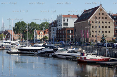 Gdansk. Marina na Motlawie przy ul. Szafarnia, a za...
