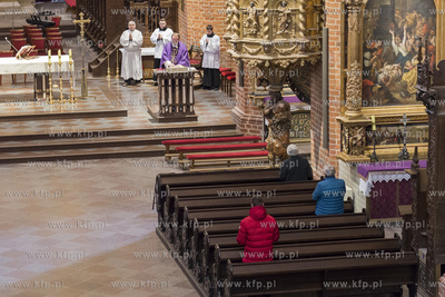 Pierwsza niedzielna msza swieta w Bazylice Katedralnej...
