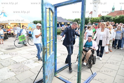 Symboliczne przejście przez Drzwi do Tolerancji. Marsz...