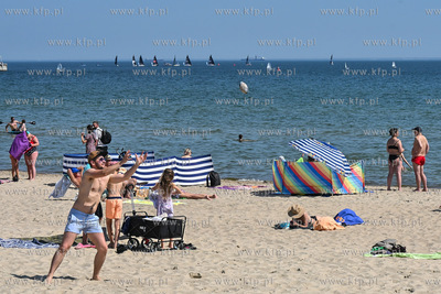 Sopot. Plaża. Upalny weekend spowodował liczne przybycie...