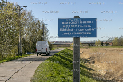Znak informujący o terenie ochrony ujęcia wody podziemnej...