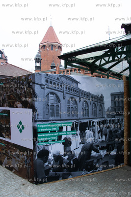 Tablice informacyjne z fotografiami pochodzącymi ze...