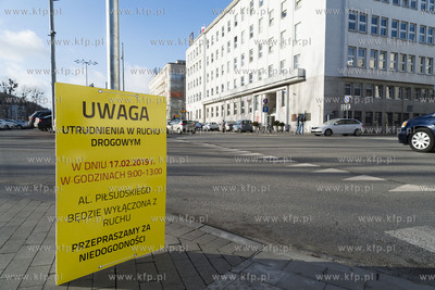 Gdynia. Tablica z informacją o utrudnieniach w ruchu...
