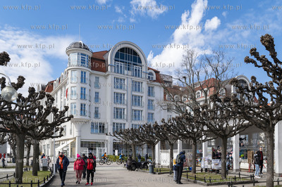Sopot. Hotel Sheraton i stoiska sprzedażowe przy molo.24.04.2021...