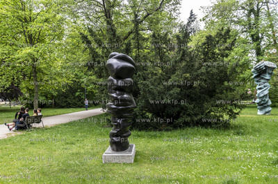 Sopot. Park Północny. Ogromne rzeźby Tony'ego Cragga,...