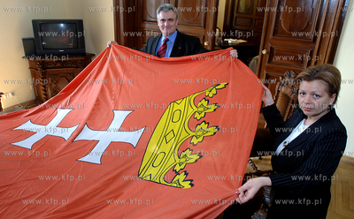 Przewodniczacy Rady Miasta Gdanska Bogdan Oleszek pokazuje...