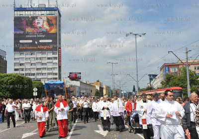 Procesja Bozego Ciala na al. Grunwaldzkiej przed Manhattanem...