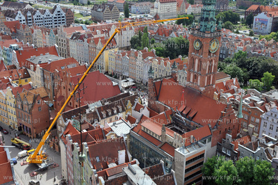 Montaz konstrukcji dachu nad dziedzincem Ratusza Glownowmiejskiego...