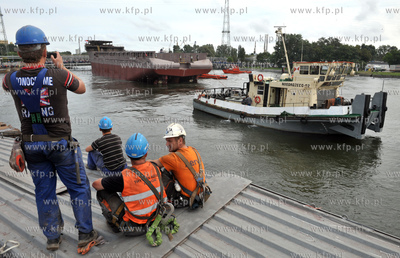 Gdansk. Wodowanie statku Lewek Andes w Remontowej Shipbuilding...