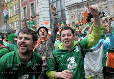 Gdansk, ul. Dluga Irlandzcy i hiszpanscy kibice bawia...