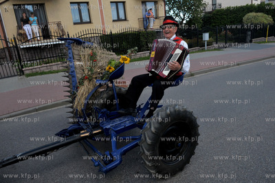 Dozynki w Luzienie na Kaszubach. Dozynkowy korowod...