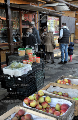 Gdansk Suchanino. Targowisko, maly bazar na rogu ul....