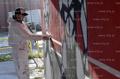 Mural autorstwa Grzegorza Zająca powstaje w przejściu...