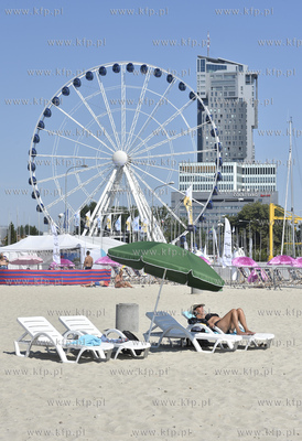 Plaża Gdynia - Środmieście. Nz. Koło widokowe w...