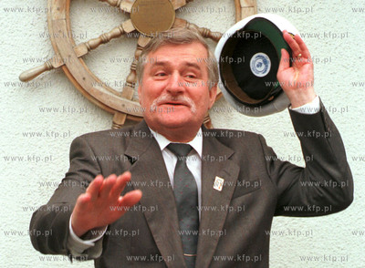 Prezydent Lech Walesa obok wejscia do swojego starego...