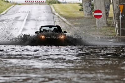 Gdansk Zaspa. Zalany przejazd pod wiaduktem na Al....