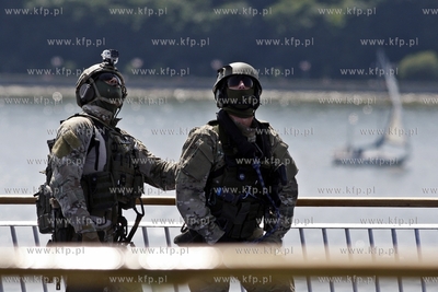 Gdynia. Swieto Morza. Pokaz dzialan antyterrorystycznych...