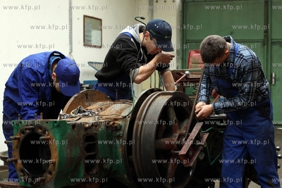 Uczniowie Zespolu Szkol Rolniczych w Rusocinie remontuja...