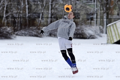 Gdansk Zaspa. Pilkarski turniej dzikich druzyn Do przerwy...
