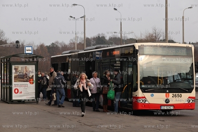 Autobus Neoplan linii 148 na przystanku przy ul. Obrońców...