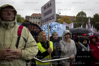 Urzad Wojewódzki w Gdańsku. Protest środowisk nauczycielskich...