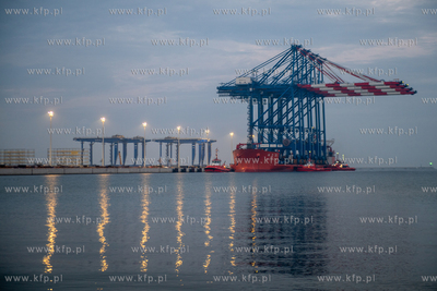 Statek Zhen Hua 36 z czterema potężnymi suwnicami...