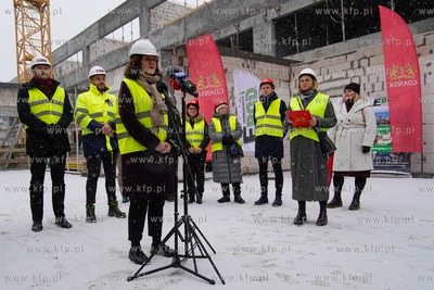 Piecki - Migowo. Zawieszenie wiechy na budowanej szkole...