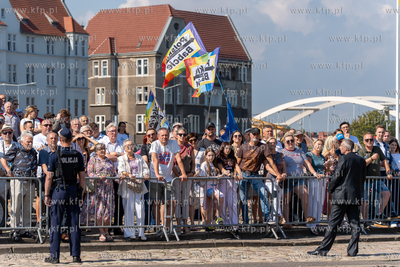 Gdańsk. Plac Solidarności. Symboliczne otwarcie bramy...