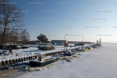 Zima na Mierzei Wiślanej. Zamarznięty port rybacki...