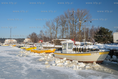 Zima na Mierzei Wiślanej. Zamarznięty port rybacki...