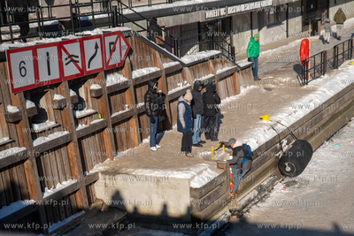 Spacery po skutej lodem Motławie w Gdańsku. 02.02.2026...