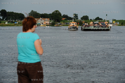 Przeprawa promowa w Swibnie. Prom laczy brzegi Przekopu...