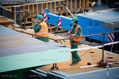 Montaz wazacych 135 ton dwoch sekcji przesla zwodzonego...