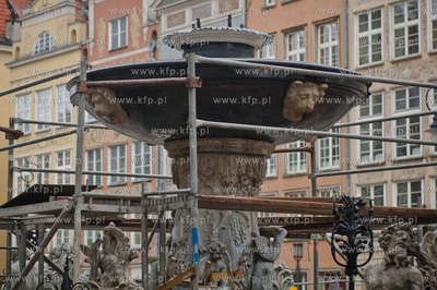 Gdansk. Dlugi Targ. Montaz odrestaurowanej misy fontanny...