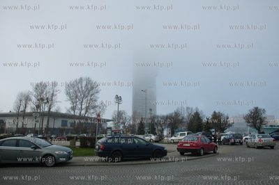 Gdynia. Wiezowiec Sea Tower tonacy we mgle. 
15.04.2012
fot....