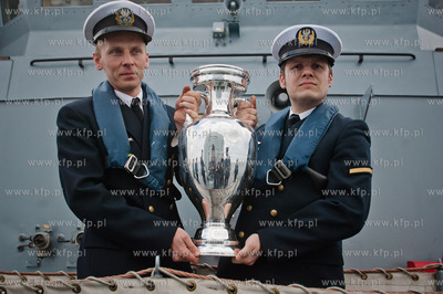 Marynarze okretu rakietowego ORP Orkan transportuja...