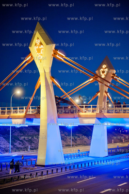 Gdansk. Oddany do uzytku, efektownie podswietlony most...