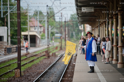 Sopot. Dworzec PKP. Pociag Transcassubia przywozl grupy...
