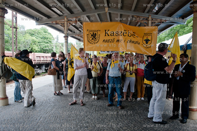 Sopot. Dworzec PKP. Pociag Transcassubia przywozl grupy...