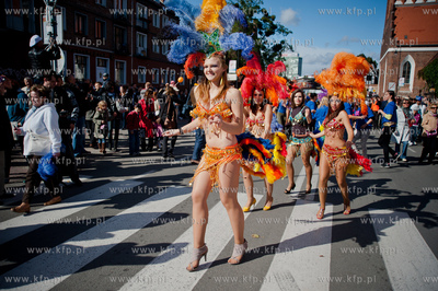 Gdansk. Ulica Rajska. Parada z udzialem bebniarzy,...