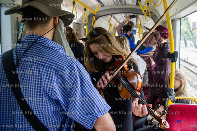 Gdansk. Muzyczny Flash Mob w tramwaju linii 6, zorganizowany...