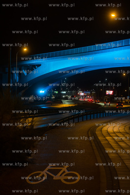 Gdansk. Wiadukt PKM nad ul. Slowackiego podswietlony...