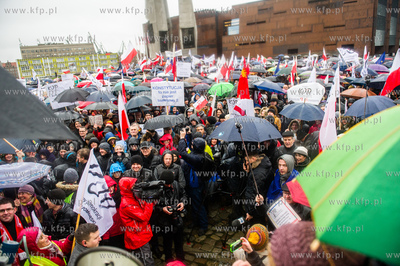 Gdansk. Plac Solidarnosci. Wiec dla obrony demokracji...