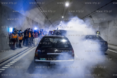 Symulowana akcja ratunkowa po zderzeniu trzech samochodow,...