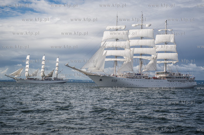 Zatoka Gdańsk. Wspólne ćwiczenia stawiania żagli...